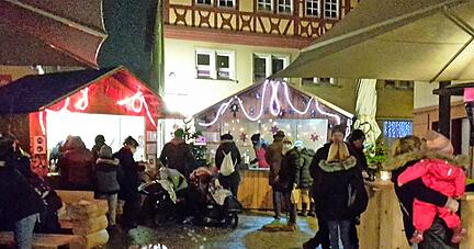 Gekauft wird beim "Christmas Shopping" am Freitagabend in der K&uuml;nzelsauer Fu&szlig;g&auml;ngerzone recht ordentlich &minus; aber vor allem Essen an den Buden.
Foto: Christian Nick