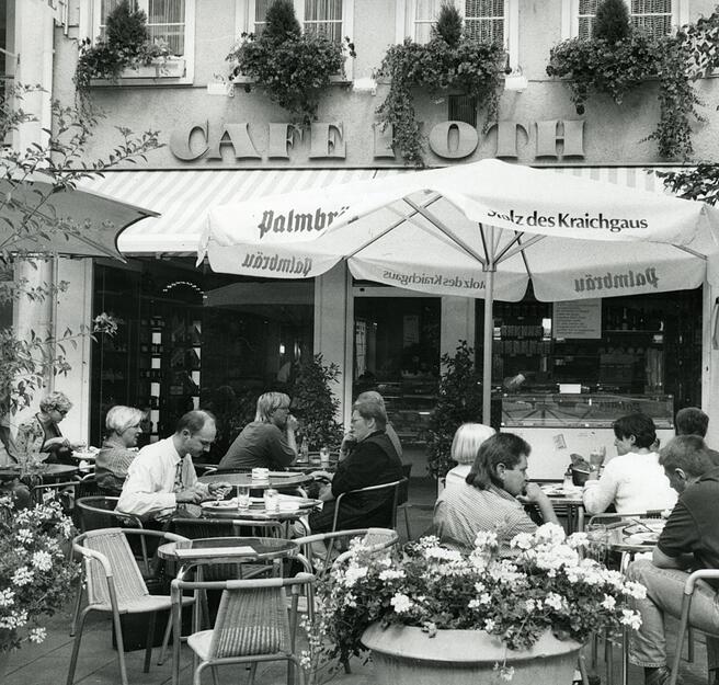 Café Roth meldet sich nach einer Umbaupause im September 1998 in neuer Frische zurück.