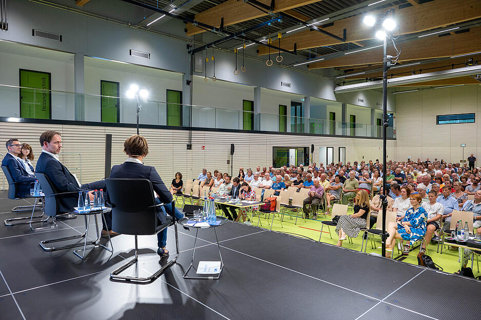 Rund 400 Besucher kamen zum B&uuml;rgermeisterwahlforum in die Eberfirsthalle.