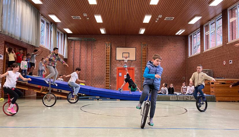 Schulen wie die Grundschule in Alt-Böckingen kooperieren schon mit externen Partnern: Das Rathaus will die vielen Angebote und Ansprechpartner nun gebündelt präsentieren.