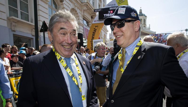 Am Samstag noch beim Tour-Start in Br&uuml;ssel mit Eddy Merckx (l), am Sonntag im Frankenland: F&uuml;rst Albert II. von Monaco.