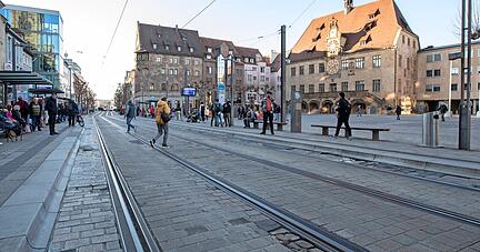 Der marode Pflasterbelag in der Kaiserstraße vor dem Rathaus wird im Juli und August erneuert. 2018 waren Teilbereiche der Straße gerichtet worden.