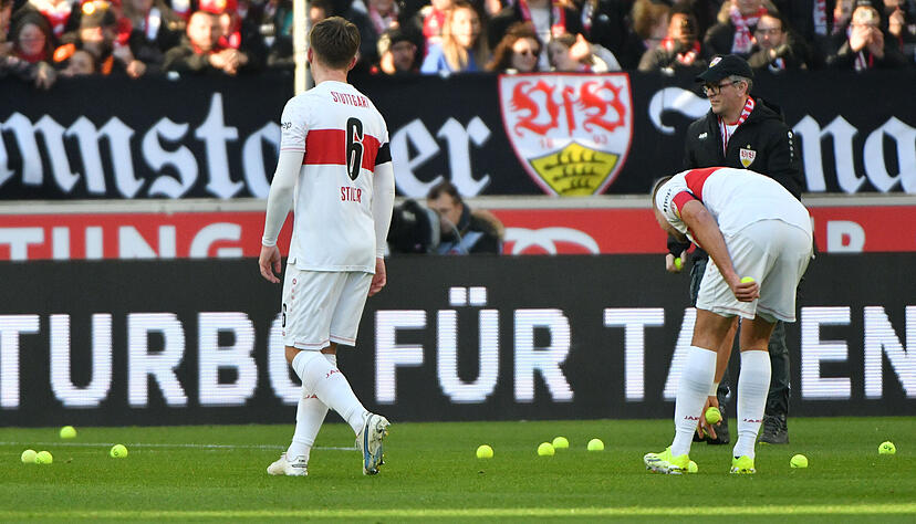 Die Fans des VfB Stuttgart haben gegen RB Leipzig nicht nur Flugblätter verteilt, sondern auch Tennisbälle auf den Rasen geworfen, aus Protest gegen die DFL. Die Fans des VfB Stuttgart haben gegen RB Leipzig nicht nur Flugblätter verteilt, sondern auch Tennisbälle auf den Rasen geworfen, aus Protest gegen die DFL.
