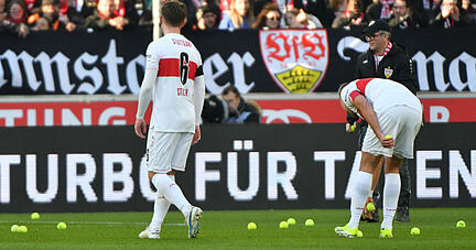 Die Fans des VfB Stuttgart haben gegen RB Leipzig nicht nur Flugblätter verteilt, sondern auch Tennisbälle auf den Rasen geworfen, aus Protest gegen die DFL.