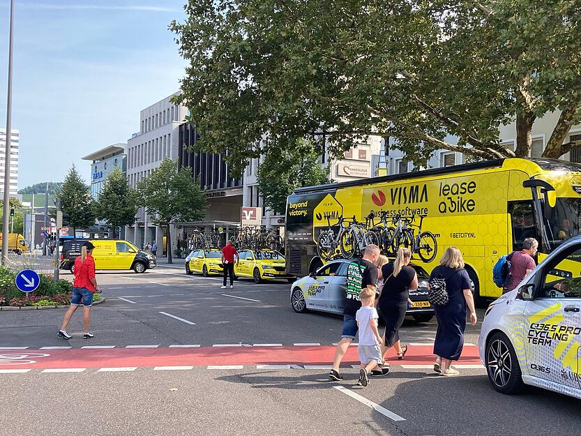 Beim Überqueren der Straße müssen Fußgänger am Morgen in der Heilbronner Innenstadt weniger auf den Verkehr als auf Deutschland-Tour-Fahrräder achten.
