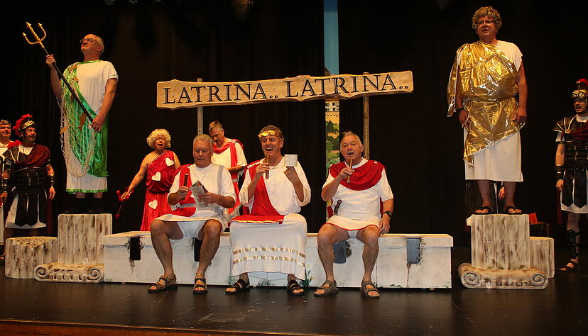 Die Schlosssänger des Gundelsheimer Carneval Vereins huldigen der
Latrina als „lauschigstes Plätzchen der Welt“. Die Schlosssänger des Gundelsheimer Carneval Vereins huldigen der
Latrina als „lauschigstes Plätzchen der Welt“.