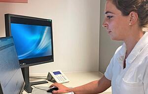 Assistenzärztin Sarina Pöhner nimmt die Diagnose auf. Assistenzärztin Sarina Pöhner nimmt die Diagnose auf.