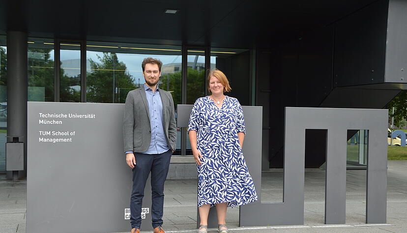 Prof. Philipp Lergetporer und Simone Rie&szlig;, die Leiterin der Kontaktstelle Frau und Beruf, auf dem Bildungscampus Heilbronn. Die beiden tauschten sich &uuml;ber das Problem der Teilzeitarbeit auf dem Jobmarkt aus.