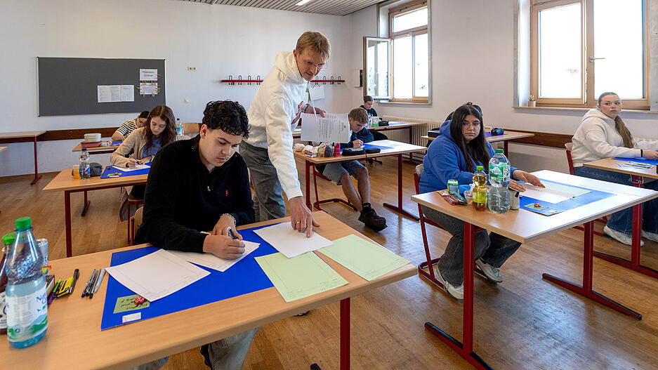 Die Jugendlichen bekommen in Deutsch vier Aufgaben zur Auswahl. Dazu gehört die Erörterung eines literarischen Textes. Die Jugendlichen haben sich auf Georg Büchners „Woyzeck“ oder Juli Zehs „Corpus Delicti“ vorbereitet. Alternativ dazu können sie einen sogenannten pragmatischen Text analysieren. Zur Auswahl steht auch materialgestütztes Schreiben. Dazu zählt ein informierender Text oder ein Kommentar.  Die Jugendlichen bekommen in Deutsch vier Aufgaben zur Auswahl. Dazu gehört die Erörterung eines literarischen Textes. Die Jugendlichen haben sich auf Georg Büchners „Woyzeck“ oder Juli Zehs „Corpus Delicti“ vorbereitet. Alternativ dazu können sie einen sogenannten pragmatischen Text analysieren. Zur Auswahl steht auch materialgestütztes Schreiben. Dazu zählt ein informierender Text oder ein Kommentar.