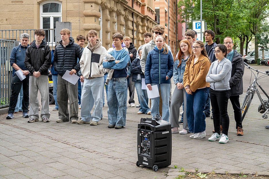 Schüler begleiteten die Aktion, die von Künstler Gunter Demnig seit 1996 initiiert wird. Schüler begleiteten die Aktion, die von Künstler Gunter Demnig seit 1996 initiiert wird.