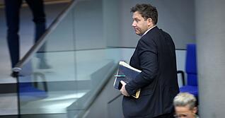 Bundesfinanzminister Lars Klingbeil (SPD) lehnt den Vorsto&szlig; der L&auml;nder nach mehr Finanzzusagen des Bundes ab.