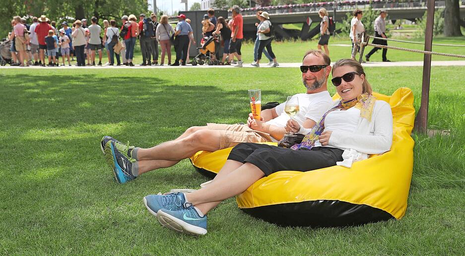 Art der Sitzgelegenheit: Sitzsack 
Standort(e): Campuspark
Anzahl: 60
mobil: ja
Besonderheit: In bequemer Sitzposition lässt es sich gemütlich verweilen im Campuspark. Dort finden sich unter den mächtigen Platanen die besten Schattenplätze der Buga.