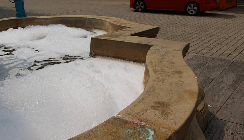 Neckarsulm

vermutlich in der Nacht auf den 1. Mai wurde Duschbad oder etwas ähliches in den Brunnen am Marktplatz in Neckarulm eingebracht, der Brunnen Schäumte kräftig als die Einsatzkräfte der Feuerwehr Neckarsulm mit dem Stichwort Gewässer