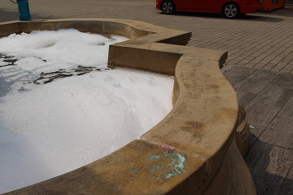 Neckarsulm

vermutlich in der Nacht auf den 1. Mai wurde Duschbad oder etwas ähliches in den Brunnen am Marktplatz in Neckarulm eingebracht, der Brunnen Schäumte kräftig als die Einsatzkräfte der Feuerwehr Neckarsulm mit dem Stichwort Gewässer
