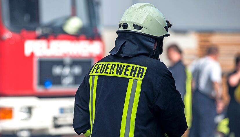 Im Ernstfall kommt es auf jede Minute an − und auf eine fehlerfreie Alarmierung: Dass es hier manchmal Probleme gibt, räumt der Kreisbrandmeister ein.
Foto: Archiv/privat Im Ernstfall kommt es auf jede Minute an − und auf eine fehlerfreie Alarmierung: Dass es hier manchmal Probleme gibt, räumt der Kreisbrandmeister ein.
Foto: Archiv/privat