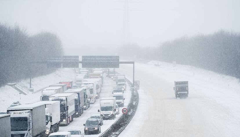 Winterstau kann stundenlang dauern: Warme Decken, Getränke und Proviant sollten im Auto immer griffbereit sein. Winterstau kann stundenlang dauern: Warme Decken, Getränke und Proviant sollten im Auto immer griffbereit sein.