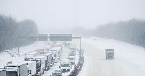 Winterstau kann stundenlang dauern: Warme Decken, Getr&auml;nke und Proviant sollten im Auto immer griffbereit sein.