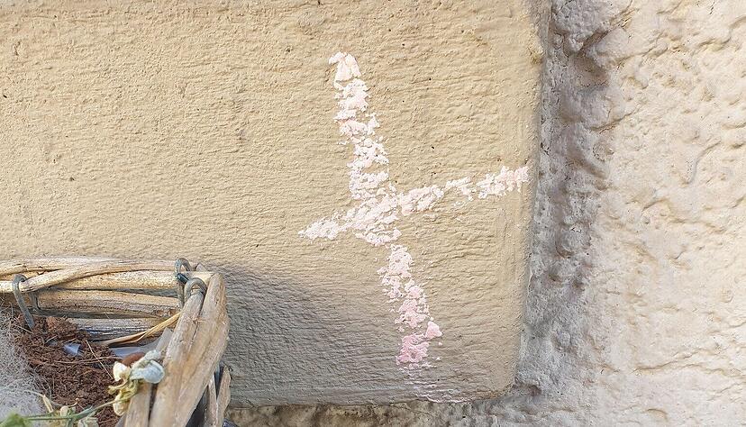 Dieses Kreidekreuz haben Anwohner in Eppingen an einem Haus wahrgenommen. Dieses Kreidekreuz haben Anwohner in Eppingen an einem Haus wahrgenommen.