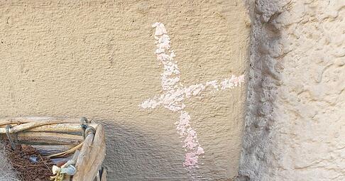 Dieses Kreidekreuz haben Anwohner in Eppingen an einem Haus wahrgenommen.