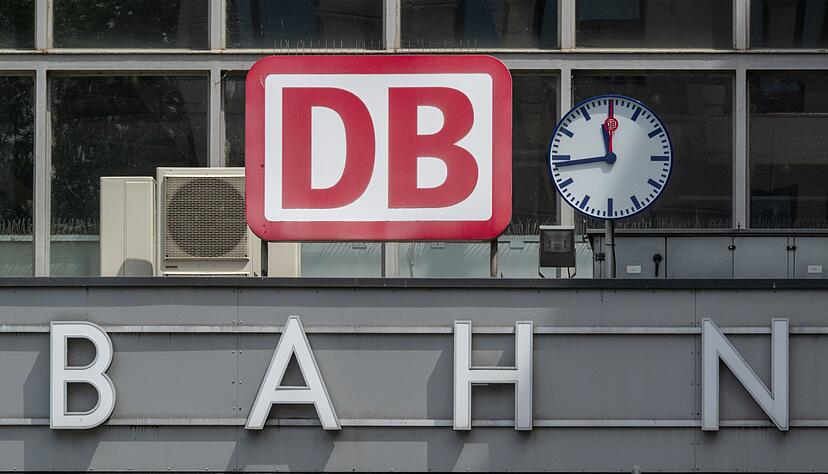 Das Logo der Deutschen Bahn über dem Eingang zum Münchner Hauptbahnhof. Das Logo der Deutschen Bahn über dem Eingang zum Münchner Hauptbahnhof.