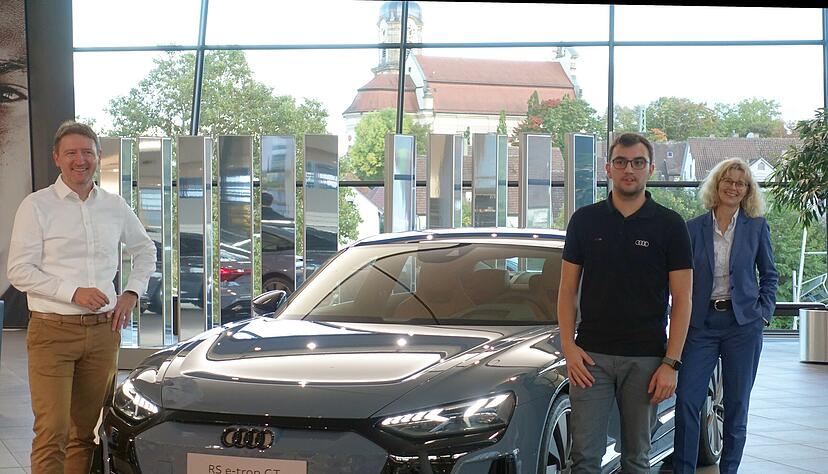 IT-Leiter Ivan Jukic, Digital-Shift-Teilnehmer Pascal Butz und Personalleiterin Stefanie Ulrich im Neckarsulmer Audi-Forum. IT-Leiter Ivan Jukic, Digital-Shift-Teilnehmer Pascal Butz und Personalleiterin Stefanie Ulrich im Neckarsulmer Audi-Forum.