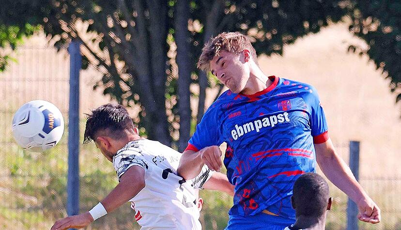 Gegen Villingen zeigten Marius Uhl (Mitte) und die restlichen Hollenbacher ein gro&szlig;es Durchsetzungsverm&ouml;gen. Dieses will Trainer Martin Kleinschrodt auch am Samstag gegen Rielasingen-Arlen sehen.
Foto: Marc Schmerbeck