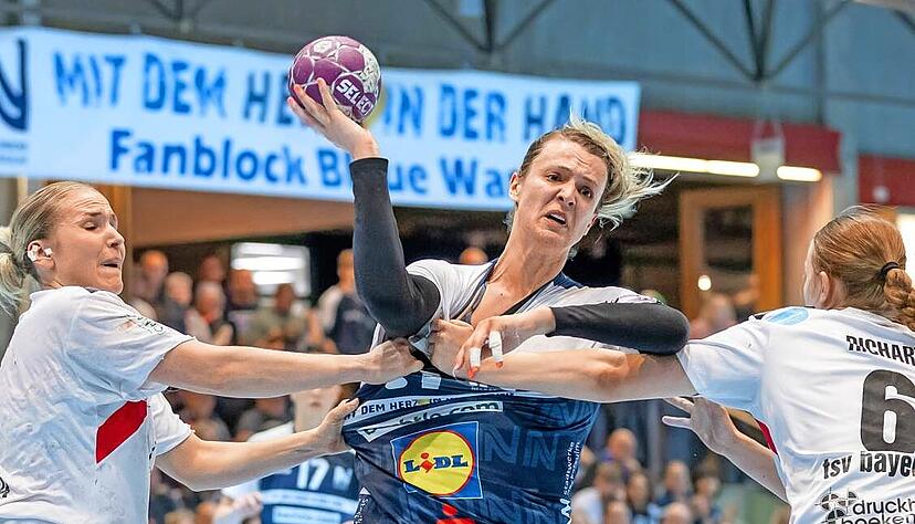 Schwer bearbeitet: Veronika Andrysková (Mitte) feierte mit drei Treffern ein gelungenes Comeback nach ihrer rund dreimonatigen Verletzungspause.