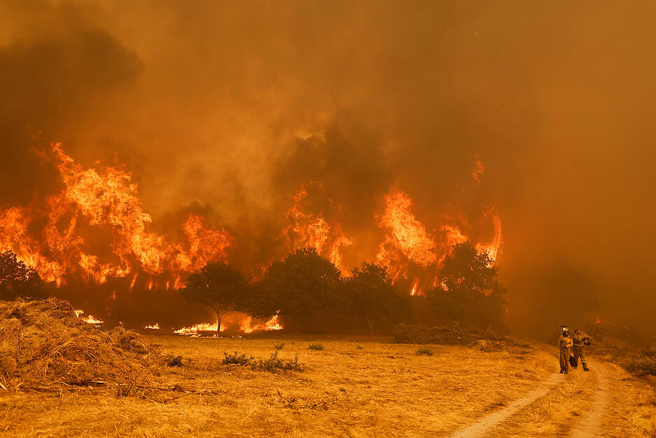 In Spanien w&uuml;ten die schlimmsten Waldbr&auml;nde seit Jahrzehnten. Die Br&auml;nde haben in k&uuml;rzester Zeit eine riesige Fl&auml;che Land vernichtet. Feuerwehrleute stehen vor den Flammen eines Waldbrandes im Nordwesten des Landes. Mittlerweile helfen auch Einsatzkr&auml;fte aus Deutschland bei der Bek&auml;mpfung der Flammen.