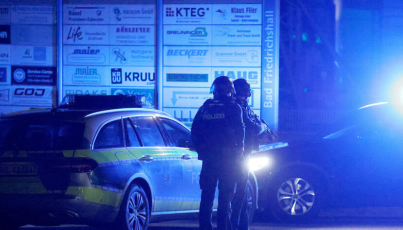 Anfang 2025 kam es zu einer tödlichen Schießerei in einer Firma im Bad Friedrichshaller Teilort Kochendorf. Stimme-Reporter Adrian Hoffmann war als einer der Ersten vor Ort, um die Öffentlichkeit zu informieren. Anfang 2025 kam es zu einer tödlichen Schießerei in einer Firma im Bad Friedrichshaller Teilort Kochendorf. Stimme-Reporter Adrian Hoffmann war als einer der Ersten vor Ort, um die Öffentlichkeit zu informieren.