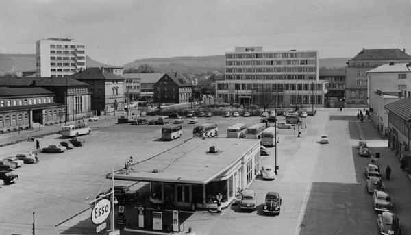 Zusammengestellt von Archiv und Dokumentation der Heilbronner Stimme 

Ende der 1950er Jahre zeigt sich der Heilbronner Wollhausplatz mit Tankstelle und bequemen Parkplätzen extrem autofahrerfreundlich. Regionalbusse befördern die Menschen von hier aus in ihre umliegenden Heimatgemeinden.