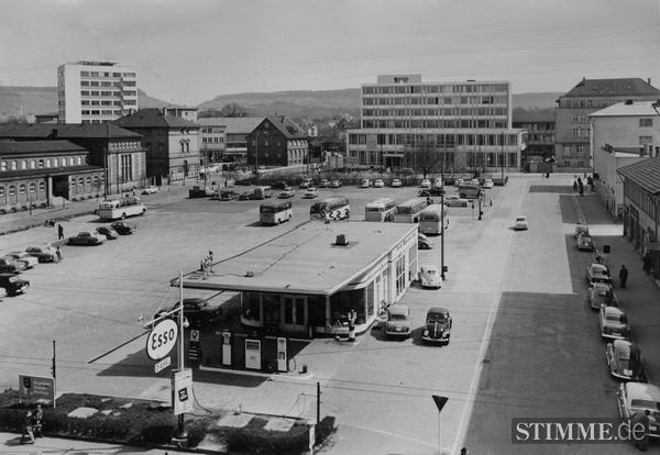 Zusammengestellt von Archiv und Dokumentation der Heilbronner Stimme 

Ende der 1950er Jahre zeigt sich der Heilbronner Wollhausplatz mit Tankstelle und bequemen Parkplätzen extrem autofahrerfreundlich. Regionalbusse befördern die Menschen von hier aus in ihre umliegenden Heimatgemeinden.