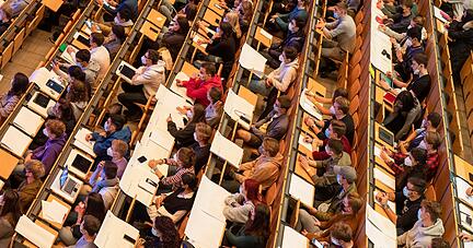 Studenten nehmen an einer Präsenzveranstaltung im Audimax der Technischen Universität München (TUM) teil.