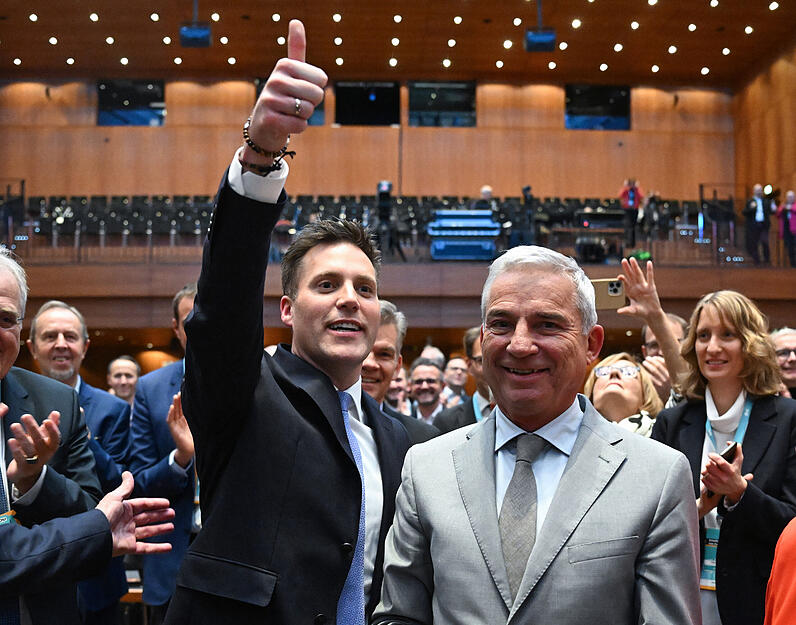 18.11.2023, Baden-Württemberg, Reutlingen: Manuel Hagel (l), der neue Landesvorsitzende der CDU Baden-Württemberg, nimmt beim Landesparteitag der CDU Baden-Württemberg nach seiner Wahl die Glückwünsche von seinem Vorgänger Thomas Strobl (r) entgegen. Foto: Bernd Weißbrod/dpa +++ dpa-Bildfunk +++