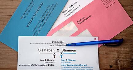 Die Möglichkeit, über den kommenden Bundestag per Briefwahl abzustimmen, wird von immer mehr Menschen wahrgenommen. Das bedeutet auch mehr Arbeit für die Verwaltungen.
Foto: dpa