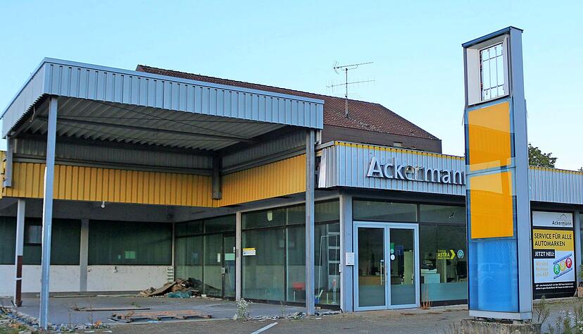 Der Abriss des ehemaligen Autohauses erm&ouml;glicht zuerst den Neubau eines Penny-Marktes, nach dem wiederum ein neuer Edeka gebaut werden kann.
Foto: Pl&uuml;ckthun