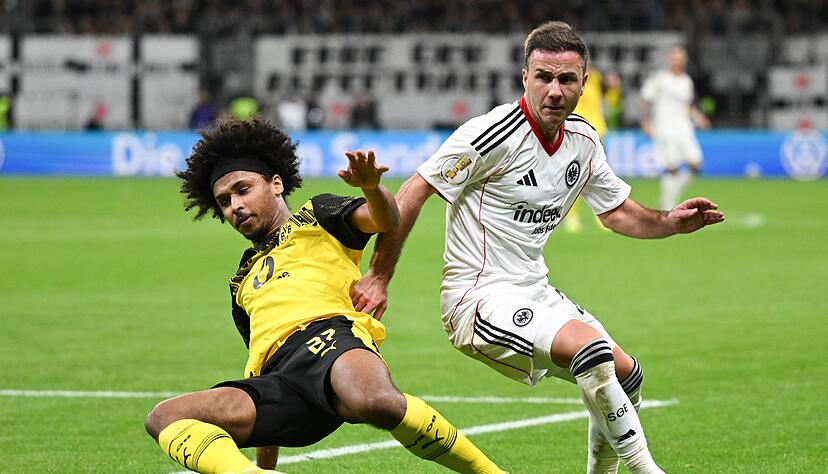 Das erste Duell im neuen Jahr: Frankfurt mit Mario Götze (r) empfängt am 9. Januar die Dortmunder um Karim Adeyemi. (Archivbild)