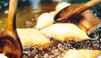 Gar nicht einfach, die aufgeblasenen K&uuml;chle auf den Bauch zu drehen.