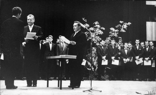 31.07.1964: Heilbronner Ingenieurschule verabschiedet ihre ersten Absolventen. Bei dem Festakt in der Harmonie überreicht Professor Friedrich Aßmus (2.v.l) persönlich den 57 staatlich geprüften Ingenieuren die Zeugnisse.