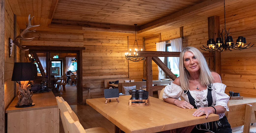 Peggy Friedel begrüßt Gäste nun auch in Carles Wirtshaus neben dem gleichnamigen Biergarten.