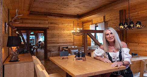 Peggy Friedel begrüßt Gäste nun auch in Carles Wirtshaus neben dem gleichnamigen Biergarten.