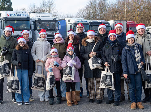 Ehrenamtliche Helfer bringen zur Weihnachtszeit Freude zu den Lkw-Fahrern.