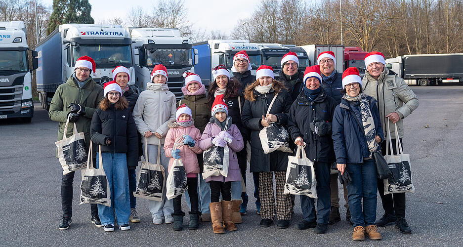 Ehrenamtliche Helfer bringen zur Weihnachtszeit Freude zu den Lkw-Fahrern.