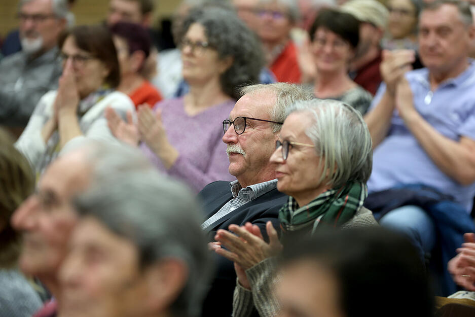 B&uuml;rger nutzen die Gelegenheit, sich vor der Wahl ein Bild von den Kandidaten zu machen.