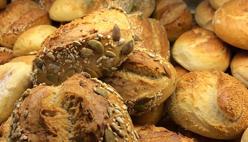 An Weihnachten und Silvester gelten bei Bäckereien sehr unterschiedliche Öffnungszeiten - selbst wenn die Filiale normalerweise an Sonn- und Feiertagen geöffnet hat. An Weihnachten und Silvester gelten bei Bäckereien sehr unterschiedliche Öffnungszeiten - selbst wenn die Filiale normalerweise an Sonn- und Feiertagen geöffnet hat.