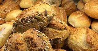 An Weihnachten und Silvester gelten bei Bäckereien sehr unterschiedliche Öffnungszeiten - selbst wenn die Filiale normalerweise an Sonn- und Feiertagen geöffnet hat. An Weihnachten und Silvester gelten bei Bäckereien sehr unterschiedliche Öffnungszeiten - selbst wenn die Filiale normalerweise an Sonn- und Feiertagen geöffnet hat.