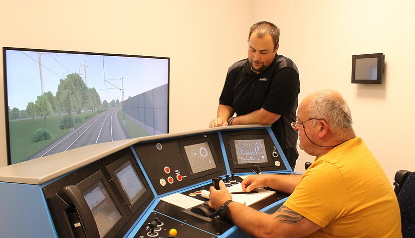 Nicht nur Nachwuchs lernt am Simulator: Arverio, hier Ausbilder Manuel Sickert mit einem Kursteilnehmer, schult erfahrene Eisenbahner im Umgang mit dem neuen ETCS-System. Nicht nur Nachwuchs lernt am Simulator: Arverio, hier Ausbilder Manuel Sickert mit einem Kursteilnehmer, schult erfahrene Eisenbahner im Umgang mit dem neuen ETCS-System.
