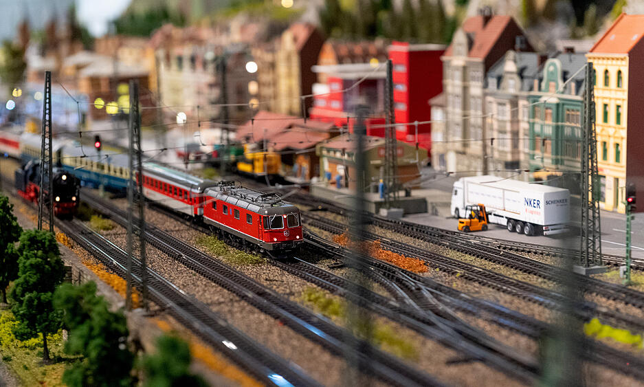 Insgesamt sind 600 Meter Schienen auf etwa 90 Quadratmeter verlegt. Etwa 50 Züge hat der Verein, die zwischen zwei bis vier Minuten brauchen, je nach Zugart, um die gesamte Anlage zu umrunden. Insgesamt sind 600 Meter Schienen auf etwa 90 Quadratmeter verlegt. Etwa 50 Züge hat der Verein, die zwischen zwei bis vier Minuten brauchen, je nach Zugart, um die gesamte Anlage zu umrunden.