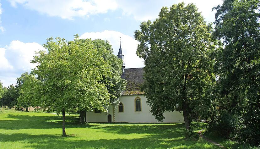 Blick auf die Wallfahrtskapelle in Neusa&szlig; von Norden aus: zur Grotte mit der Quelle Heiligbr&uuml;nnlein f&uuml;hrt ein schmaler Pfad.
Fotos: Renate V&auml;is&auml;nen