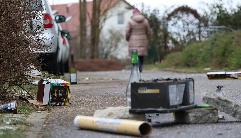 Vom Feuerwerk bleibt auf den Taläckern noch mancher Müll liegen, am Nachmittag, während einige Einwohner einen Neujahrsspaziergang machen. Vom Feuerwerk bleibt auf den Taläckern noch mancher Müll liegen, am Nachmittag, während einige Einwohner einen Neujahrsspaziergang machen.