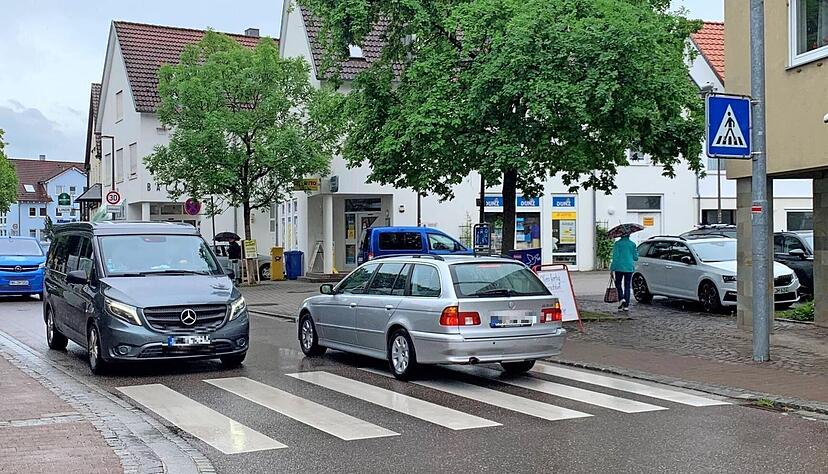 Eine wichtige Hilfe für Fußgänger in Ellhofen ist der Zebrastreifen in der Hauptstraße. Im Zuge des Großprojektes „Neue Ortsmitte“ wird er um etliche Meter versetzt. Beim Fußverkehrs-Check wird voraussichtlich auch dieser Zebrastreifen ein Thema sein. Eine wichtige Hilfe für Fußgänger in Ellhofen ist der Zebrastreifen in der Hauptstraße. Im Zuge des Großprojektes „Neue Ortsmitte“ wird er um etliche Meter versetzt. Beim Fußverkehrs-Check wird voraussichtlich auch dieser Zebrastreifen ein Thema sein.